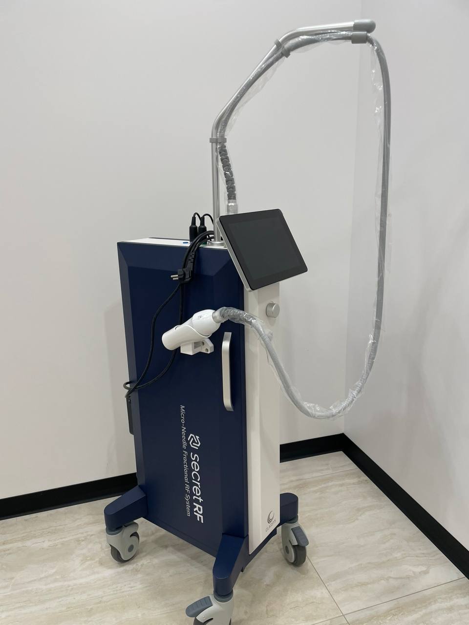 Апарат Secret RF (Micro-Needle Fractional RF System) у клініці La Zerway